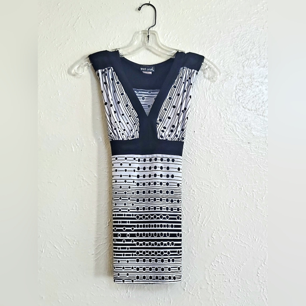 Medium black/white wet seal sleeveless